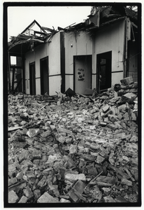 402566 Afbeelding van de sloop van de twee voormalige dienstwoningen van de N.S. direct ten zuiden van de ...